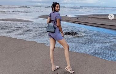 Wanita Menggoda Lelaki Seksi