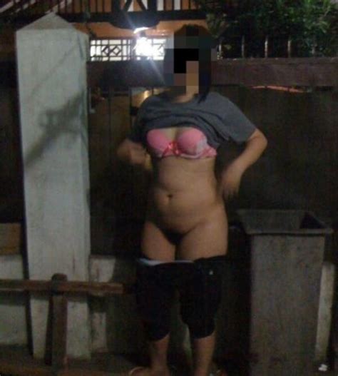 Pamer Memek Di Tempat Umum