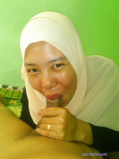 Jilbab Blowjob Crot