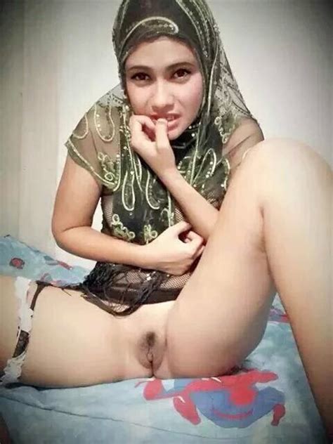 Tante Hijab Merintih